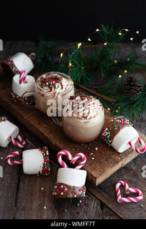 Heiße Schokolade mit Sahne und Marshmallows Stockfoto