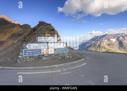 Frankreich, Hautes Alpes, Le Monetier les Bains, Col du Galibier (2642 m), Beschilderung // Frankreich, Alpes-de-Haute-Provence (05), Le Monêtier-les-Bains, Col du Galibier Stockfoto