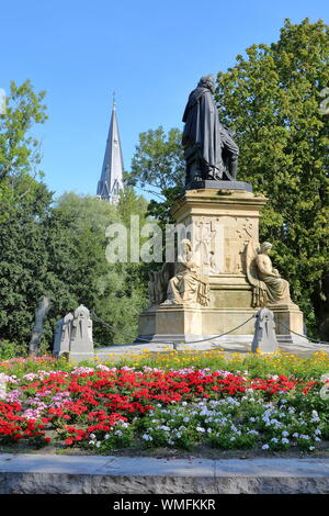 Die Statue von Joost van den Vondel, von Bildhauer Louis Royer entworfen und innerhalb der Vondelpark, Amsterdam, Niederlande Stockfoto