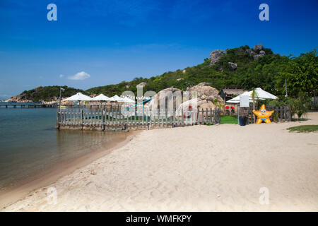 Strand und der Ort von Sao Bien, Bucht von Cam Ranh, South China Sea, Ninh Thuan, Vietnam, Asien Stockfoto