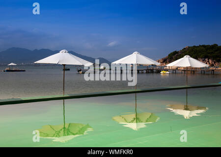 Strand und der Ort von Sao Bien, Bucht von Cam Ranh, South China Sea, Ninh Thuan, Vietnam, Asien Stockfoto