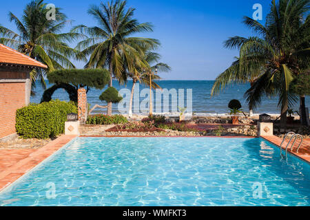 Swimmimgpool an TTC Resort, South China Sea, Phan Rang, Ninh Thuan, Vietnam, Asien Stockfoto