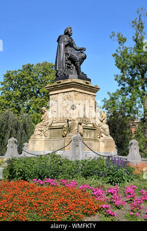 Die Statue von Joost van den Vondel, von Bildhauer Louis Royer entworfen und innerhalb der Vondelpark, Amsterdam, Niederlande Stockfoto