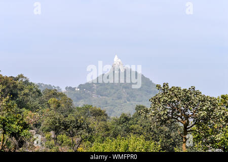 Shikharji Tempel, dem heiligsten Jain Teerths, auf Parasnath Hill peak in Parasnath Bereich. Der weißen Pagode Stil Tempel auf dem Berg Stockfoto