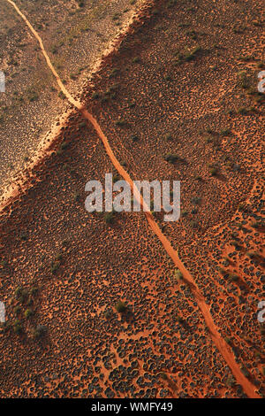 Einen 4WD Track läuft über eine Sanddüne in der entfernten Simpson Wüste, im Outback Queensland Australien Stockfoto