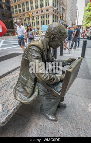 Überprüfen sie die Skulptur, Blick auf eine Figur aus Bronze eines Geschäftsmannes in der Nähe von zucotti Park gelegen nach dem Wiederaufbau des World Trade Center, NEW YORK CITY. Stockfoto