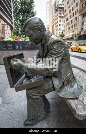 Überprüfen sie die Skulptur, Blick auf eine Figur aus Bronze eines Geschäftsmannes in der Nähe von zucotti Park gelegen nach dem Wiederaufbau des World Trade Center, NEW YORK CITY. Stockfoto