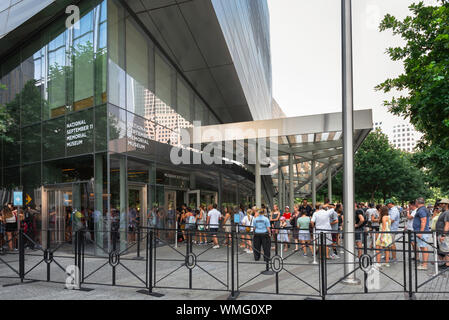 9/11 Museum, Ansicht von Menschen Anstehen am Eingang zum National 11. September Museum in Lower Manhattan, New York City, USA Stockfoto