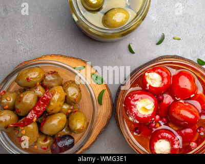 Vorspeisen Vorspeisen sweet cherry gefüllte Paprika mit weichem Käse Feta, Oliven Öl auf Holz, kopieren Raum Stockfoto