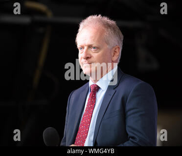 London, Großbritannien. 4. September 2019. Liberalen Mitglied des Parlaments, Phillip Lee MP, spricht von einer Masse von Anti-Brexit Demonstranten auf den Parliament Square. Credit: Joe Kuis/Alamy Nachrichten Stockfoto