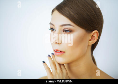 Schönheit und Pflege. Frau mit schöne und reine Haut. Junges Mädchen Stockfoto