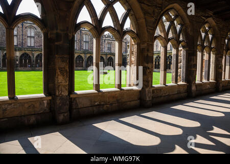 Schatten in der Kreuzgang an der Durham Cathedral, England, Großbritannien Stockfoto