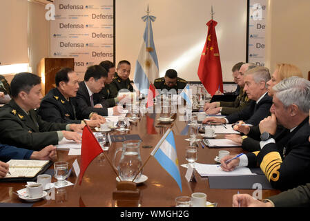 Buenos Aires, Argentinien. 4. Sep 2019. Chinesischen Staatsrat und Minister für Nationale Verteidigung Wei Fenghe Gespräche mit argentinischen Verteidigungsminister Oscar Aguad in Buenos Aires, Argentinien, Sept. 4, 2019. Credit: Ventilator Xianhai/Xinhua Stockfoto