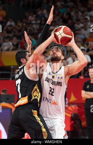 05. September 2019, China, Shenzhen: Basketball: WM, Deutschland - Jordanien, Vorrunde, Gruppe G, 3. Spieltag im Shenzhen Bay Sports Center. Deutschlands Danilo Barthel (r) spielt gegen Jordan's Ahmad Alhamarsheh. Foto: Swen Pförtner/dpa Stockfoto