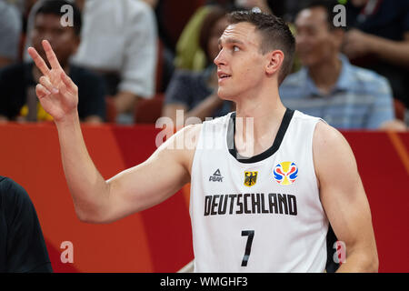 05. September 2019, China, Shenzhen: Basketball: WM, Deutschland - Jordanien, Vorrunde, Gruppe G, 3. Spieltag im Shenzhen Bay Sports Center. Deutschlands Johannes Voigtmann Gesten nach dem Ende des Spiels. Foto: Swen Pförtner/dpa Stockfoto