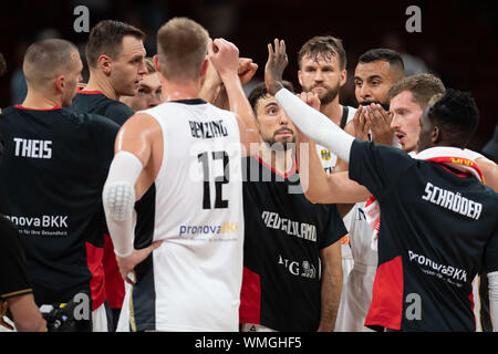 05. September 2019, China, Shenzhen: Basketball: WM, Deutschland - Jordanien, Vorrunde, Gruppe G, 3. Spieltag im Shenzhen Bay Sports Center. Die deutschen Spieler töten einander am Ende des Spiels. Foto: Swen Pförtner/dpa Stockfoto