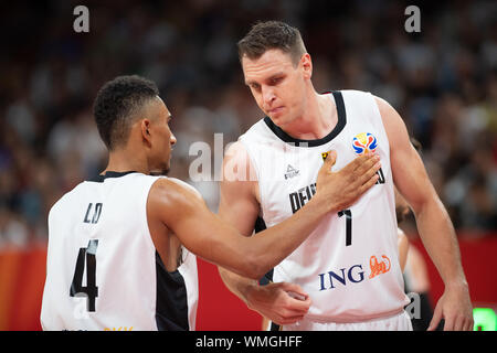 05. September 2019, China, Shenzhen: Basketball: WM, Deutschland - Jordanien, Vorrunde, Gruppe G, 3. Spieltag im Shenzhen Bay Sports Center. Deutschlands Maodo Lo (l) und Johannes Voigtmann Klatschen mit den Händen. Foto: Swen Pförtner/dpa Stockfoto