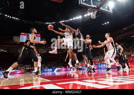 05. September 2019, China, Shenzhen: Basketball: WM, Deutschland - Jordanien, Vorrunde, Gruppe G, 3. Spieltag im Shenzhen Bay Sports Center. Deutschlands Maodo Lo (M) spielt gegen Jordan's Dar Tucker. Foto: Swen Pförtner/dpa Stockfoto