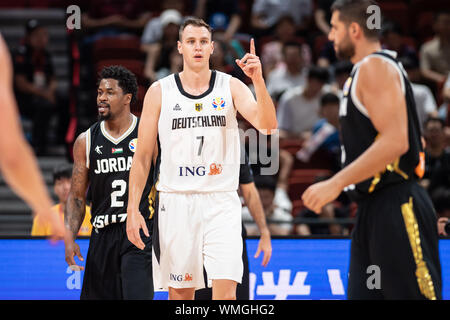 05. September 2019, China, Shenzhen: Basketball: WM, Deutschland - Jordanien, Vorrunde, Gruppe G, 3. Spieltag im Shenzhen Bay Sports Center. Deutschlands Johannes Voigtmann Punkte seinen Finger nach oben. Foto: Swen Pförtner/dpa Stockfoto