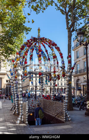 Le Kiosque des noctambules metro Eingang in Paris, Frankreich Stockfoto