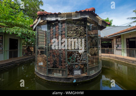 Stapel der wiederhergestellten Landminen in einer Ausstellung am Landmine museum in Siem Reap, Kambodscha. Stockfoto