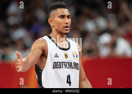 05. September 2019, China, Shenzhen: Basketball: WM, Deutschland - Jordanien, Vorrunde, Gruppe G, 3. Spieltag im Shenzhen Bay Sports Center. Deutschlands Maodo Lo gestikuliert auf dem Spielfeld. Foto: Swen Pförtner/dpa Stockfoto