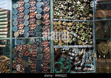 Stapel der wiederhergestellten Landminen in einer Ausstellung am Landmine museum in Siem Reap, Kambodscha. Stockfoto