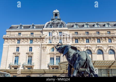 Elefantenstatue außerhalb Museum d'Orsay in Paris. Stockfoto