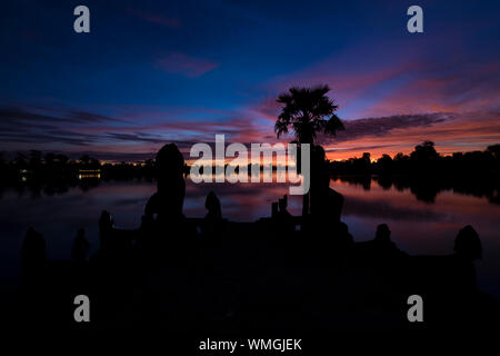 Eine dramatische, Orange Sonnenaufgang über Srah Srang in Angkor in Siem Reap, Kambodscha. Stockfoto