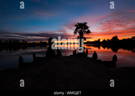 Eine dramatische, Orange Sonnenaufgang über Srah Srang in Angkor in Siem Reap, Kambodscha. Stockfoto