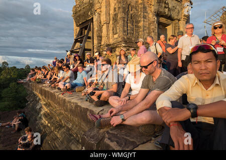 Leute für die Position der Sonnenuntergang Zeugnis von der Pre Rup Tempel in Angkor in Siem Reap, Kambodscha zu. Stockfoto