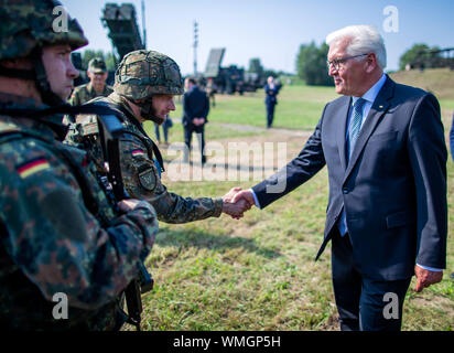 27. August 2019, Mecklenburg-Vorpommern, Cammin: Bundespräsident Dr. Frank-Walter Steinmeier spricht mit Soldaten bei seinem Besuch in der Air Force. Steinmeier informiert sich über die Aufgaben und Funktionen der Flugabwehr Raketen Gruppe 21 mit etwa 550 Soldaten. Als Teil der integrierten air defence system, der Patriot air defence system trägt zum Schutz des Luftraums. Foto: Jens BŸttner/dpa-Zentralbild/ZB Stockfoto