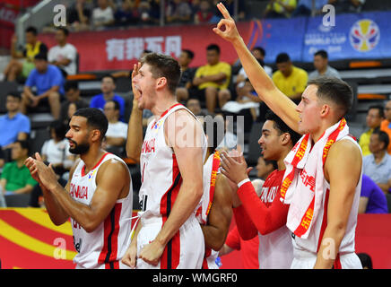 Dongguan, Guangdong Provinz Chinas. 5. Sep 2019. Spieler von Kanada feiern, nachdem die Gruppe H Übereinstimmung zwischen Senegal und Kanada an der FIBA WM 2019 in Dongguan, Provinz Guangdong im Süden Chinas, Sept. 5, 2019. Credit: Zhu Zheng/Xinhua/Alamy leben Nachrichten Stockfoto