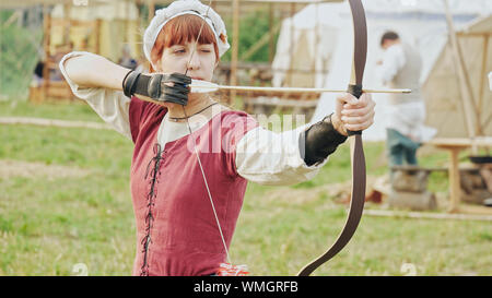 Mittelalterliche Frau Archer sind Schulungen für Bogenschießen Stockfoto