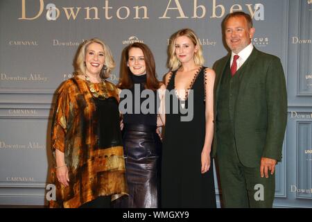 Hamburg, Deutschland. 04 Sep, 2019. Phyllis Logan, Sophie McShera, Laura Carmichael und Hugh Bonneville, die Schauspieler und Hauptdarsteller am Fotoshooting für die Kinoauswertung von 'Downtown' auf der 4/4/2019 in Hamburg | Verwendung der weltweiten Kredit: dpa/Alamy leben Nachrichten Stockfoto