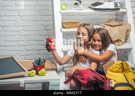 Den Vormittag mit zwei reizende Kinder. Perfekte Morgen kleine Mädchen bereit, in die Schule zu gehen Stockfoto