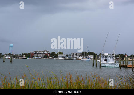 Bewölktem Himmel über dem Silber See Hafen auf Ocracoke Island in North Carolina's Outer Banks. Stockfoto