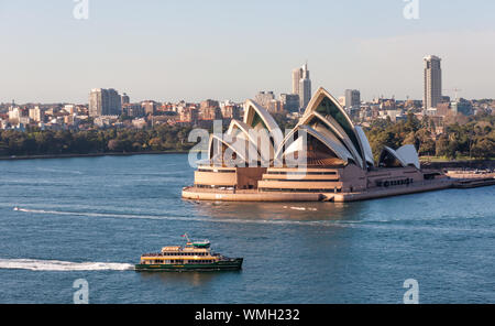 Fähre im Hafen von Sydney mit Opernhaus in den Hintergrund. Blue Sky. Hafenrundfahrt. Stockfoto