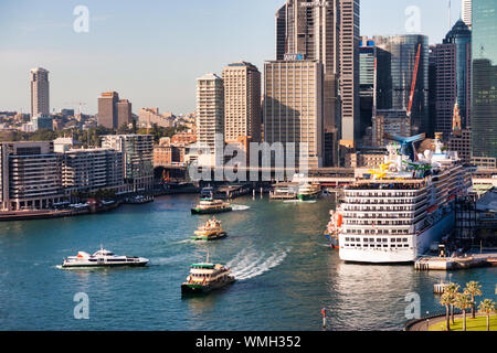 Circular Quay Sydney NSW Australien mit Fähren und Kreuzfahrtschiffe. Blue Sky morgen. Beschäftigte pendeln in der Stunde. Stockfoto