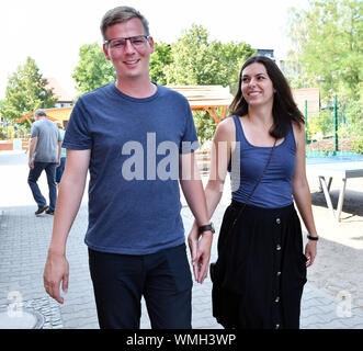 01. September 2019, Brandenburg, Eberswalde: Die obere linke syndicate Sebastian Walter und seine Frau Katharina lassen Sie das Wahllokal in die Kita Sonnenschein nach der Abstimmung. Foto: Bernd Settnik/dpa-Zentralbild/dpa Stockfoto