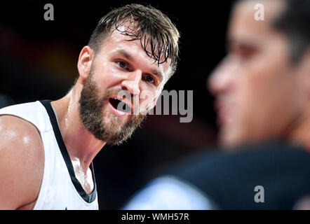 (190905) - Shenzhen, Sept. 5, 2019 (Xinhua) - Danilo Barthel (L) in Deutschland reagiert während der Gruppe G Match zwischen Deutschland und Jordanien in die FIBA-Weltmeisterschaft 2019 in Shenzhen im Süden Chinas Provinz Guangdong, Sept. 5, 2019. (Xinhua / Xu Chang) Stockfoto