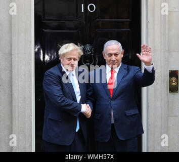 Premierminister Boris Johnson begrüßt den israelischen Premierminister Benjamin Netanjahu außerhalb 10 Downing Street, London. Stockfoto