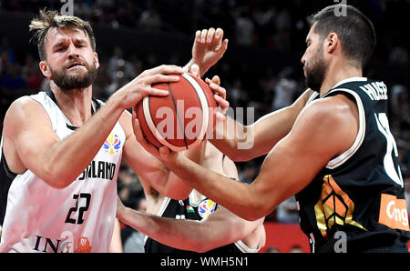 (190905) - Shenzhen, Sept. 5, 2019 (Xinhua) - Danilo Barthel (L) von Deutschland Mias mit Mohammad Hussein (R) während der Gruppe G Match zwischen Deutschland und Jordanien in die FIBA-Weltmeisterschaft 2019 in Shenzhen im Süden Chinas Provinz Guangdong, Sept. 5, 2019. (Xinhua / Xu Chang) Stockfoto