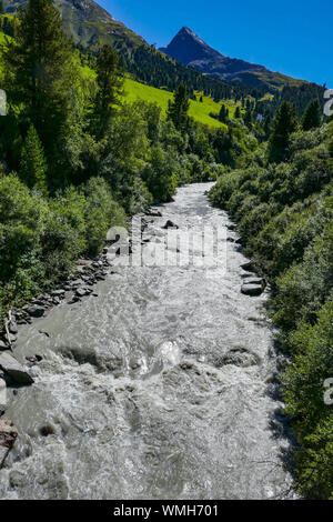 Grey Gletscher Fluss in grünen Bergen und blauem sonnigen Tag in Obergurgl, Ötztal, Österreich, Stockfoto