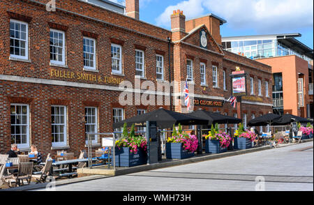 Das Old Customs House - Public House - an Gunwharf Kai's, Portsmouth, Hampshire, England, Großbritannien Stockfoto