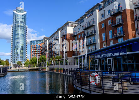 Die 'Lipstick Building' in Gunwharf Quays, Portsmouth, Hampshire, England, Großbritannien Stockfoto