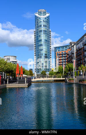 Die 'Lipstick Building' in Gunwharf Quays, Portsmouth, Hampshire, England, Großbritannien Stockfoto