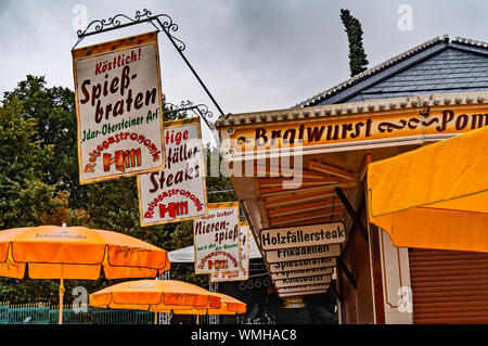 Schilder und Banner mit dem Angebot von Essen zu einem geschlossenen Snackbar Stockfoto