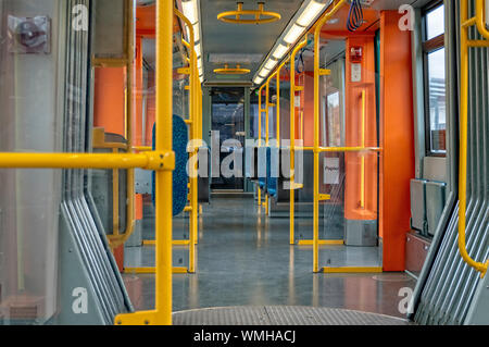 Blick in den Innenraum eines U-Bahn mit Blick auf die Fahrerkabine Stockfoto