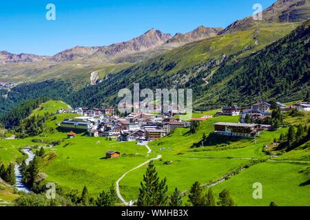 Grünen Bergen und blauem sonnigen Tag in Obergurgl, Ötztal, Österreich, Stockfoto